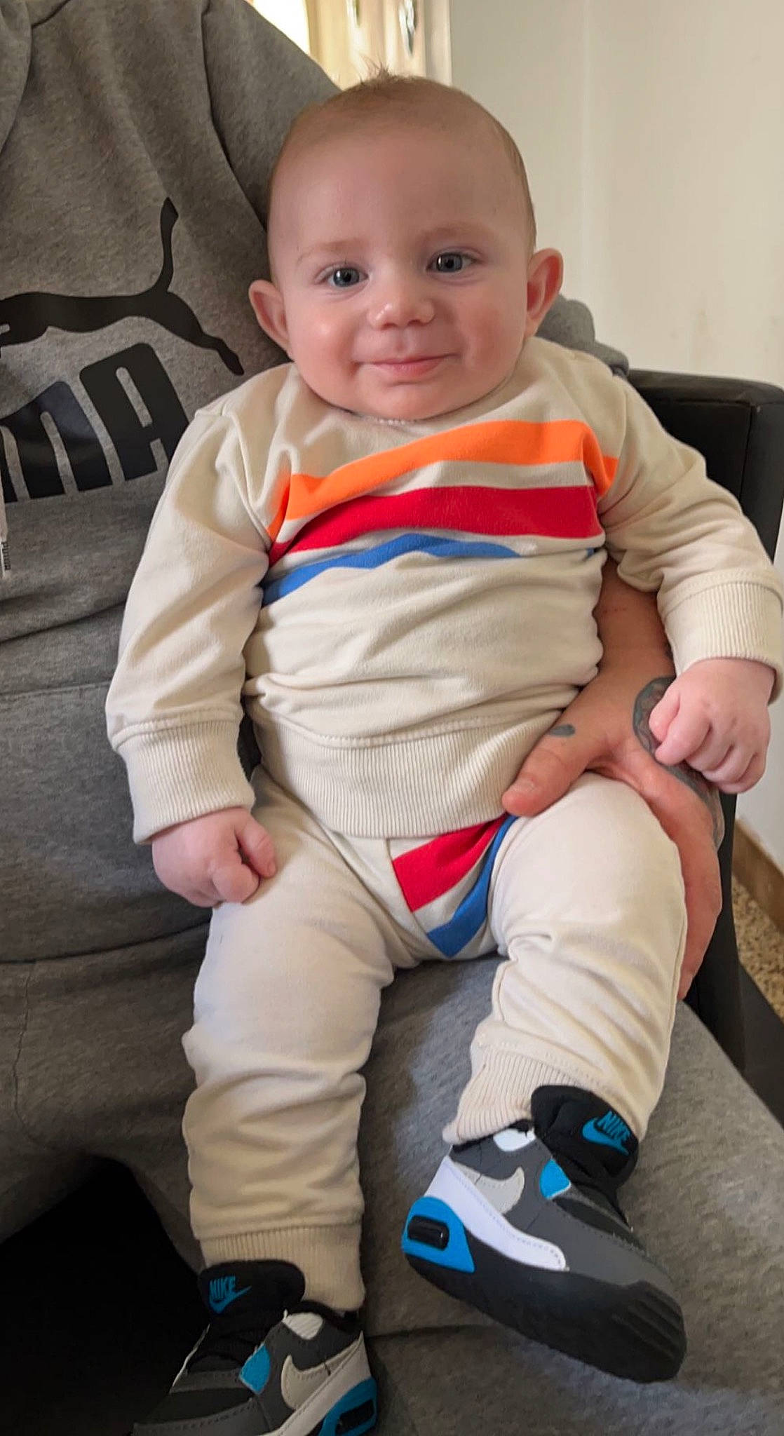 Yziano a rejoint le concours — aidez-le/la à gagner de superbes lots ! baby, baby_toddler_clothing, carmine, cheek, child, chin, comfort, electric_blue, eye, face, happy, head, human_leg, joy, knee, person, sitting, skin, sleeve, smile