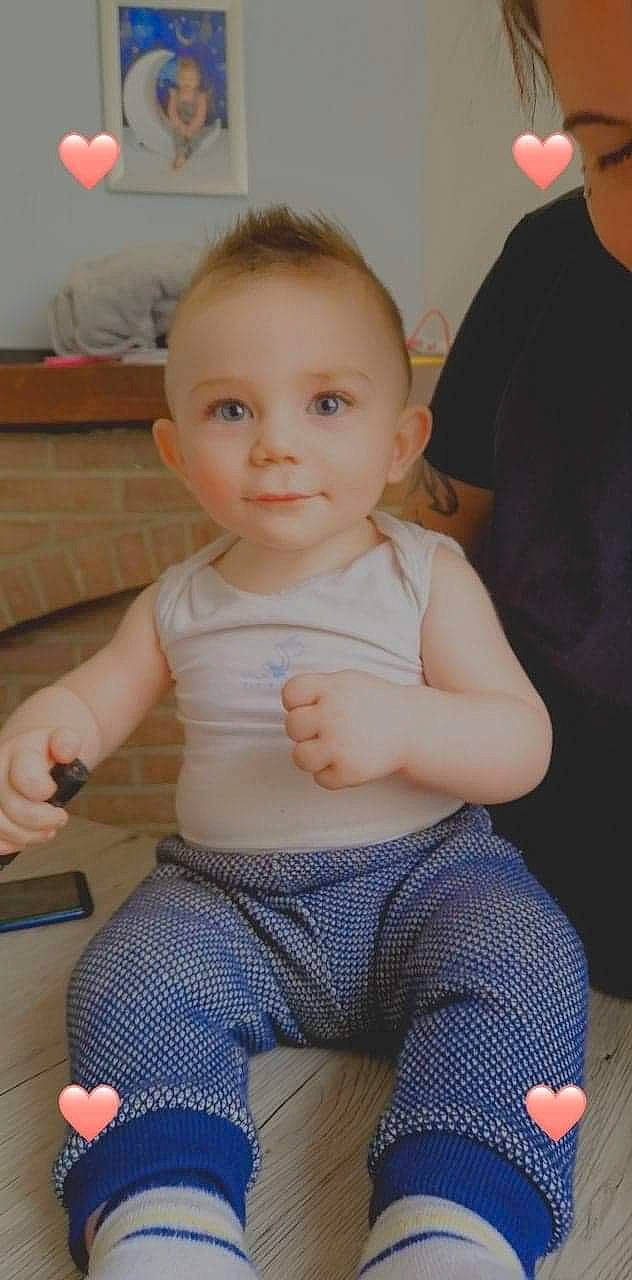 Yziano participe au concours pour gagner de l'argent avec cette photo : arm, baby, baby_toddler_clothing, cheek, chin, finger, hair, head, human_body, iris, joint, leg, muscle, person, shoulder, skin, sleeve, standing, thigh, toddler