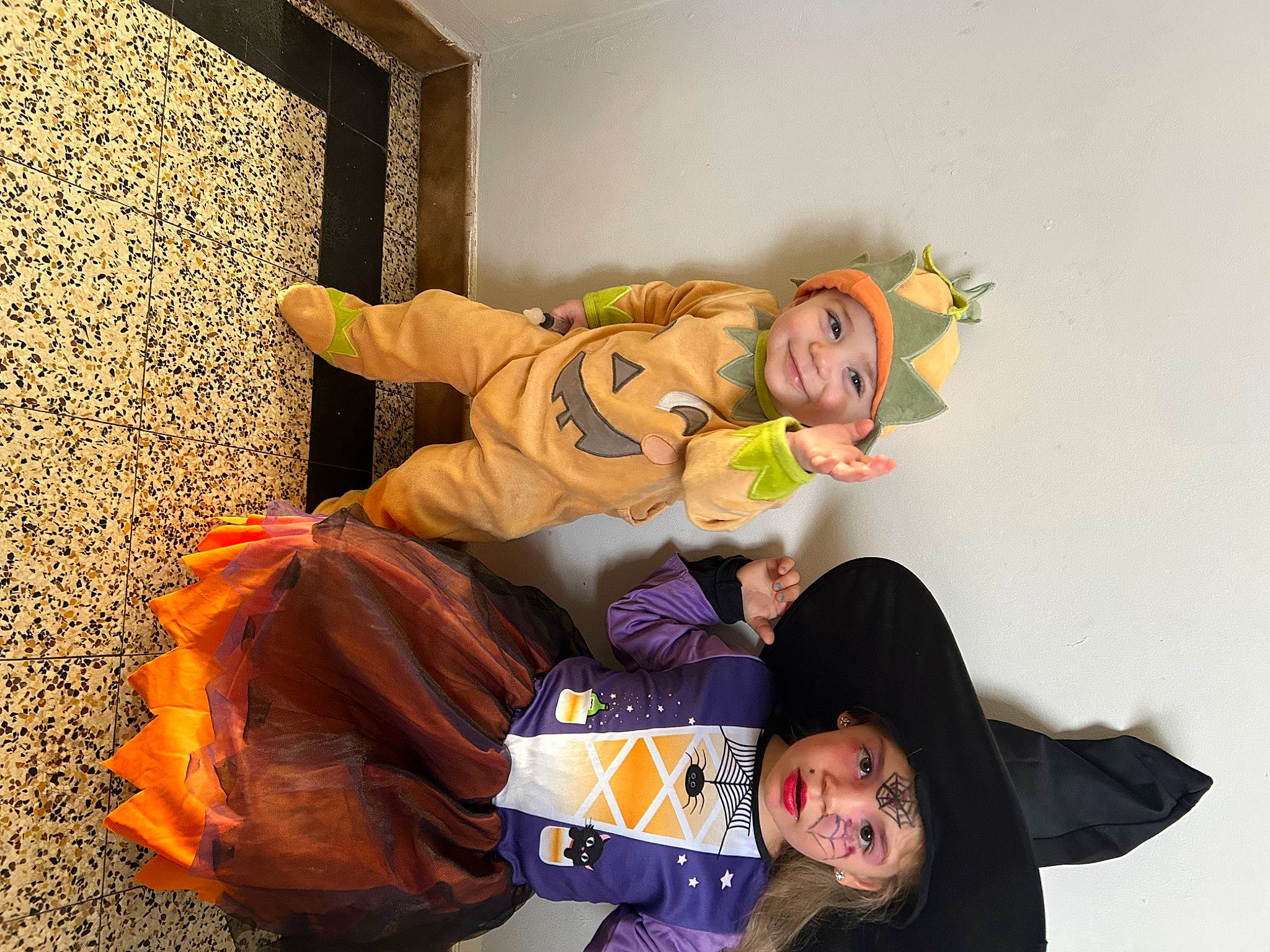 Yziano a rejoint le concours — aidez-le/la à gagner de superbes lots ! child, costume, event, fun, gesture, happy, hat, headwear, joy, person, room, sitting, smile