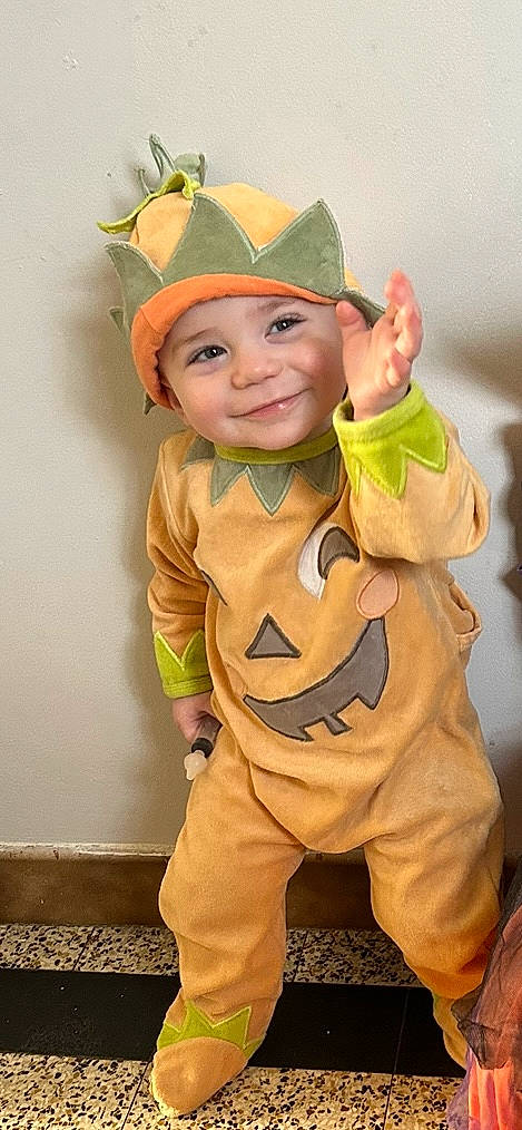 Yziano a rejoint le concours — aidez-le/la à gagner de superbes lots ! baby, baseball_cap, cap, child, costume, costume_hat, eye, fashion_accessory, fun, happy, hat, head, headgear, headwear, joy, orange, person, personal_protective_equipment, sleeve, smile