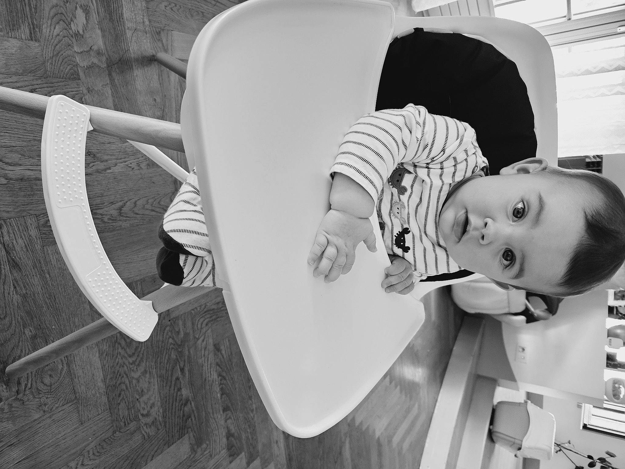 Aden a rejoint le concours — aidez-le/la à gagner de superbes lots ! baby, baby_products, black_and_white, chair, child, coffee_cup, comfort, cup, eyewear, fun, happy, monochrome, monochrome_photography, people, person, room, serveware, sitting, style, surprise