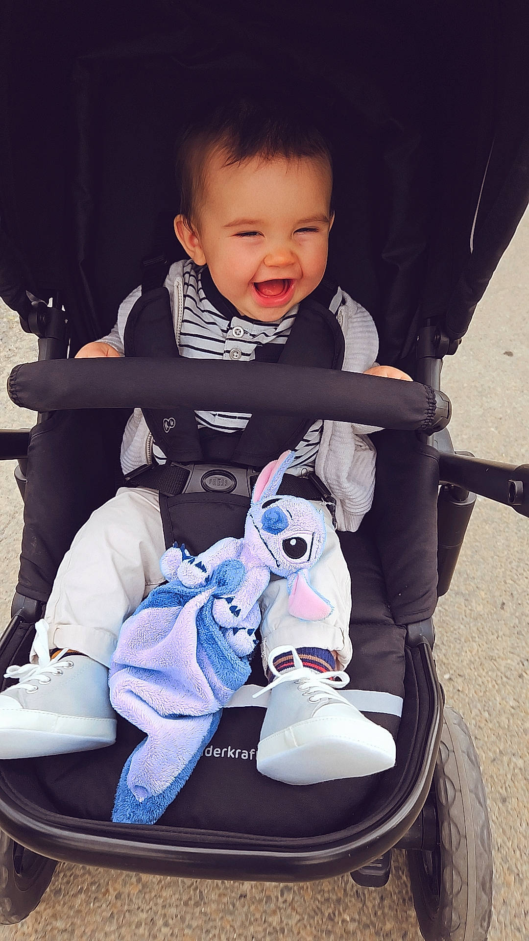 Aden participe au concours pour gagner de l'argent avec cette photo : auto_part, baby, baby_carriage, baby_products, baby_safety, baby_toddler_clothing, black, car_seat, cheek, comfort, electric_blue, fun, happy, person, photograph, product, sitting, sleeve, smile, snapshot