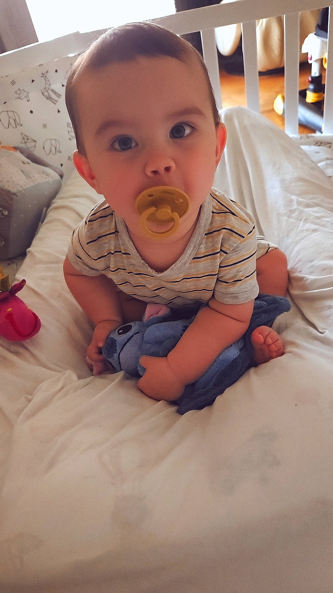 Aden a rejoint le concours — aidez-le/la à gagner de superbes lots ! abdomen, baby, baby_products, baby_toddler_clothing, bedding, cheek, child, comfort, flooring, fun, happy, head, linens, mouth, nose, person, sitting, skin, sleeve, surprise