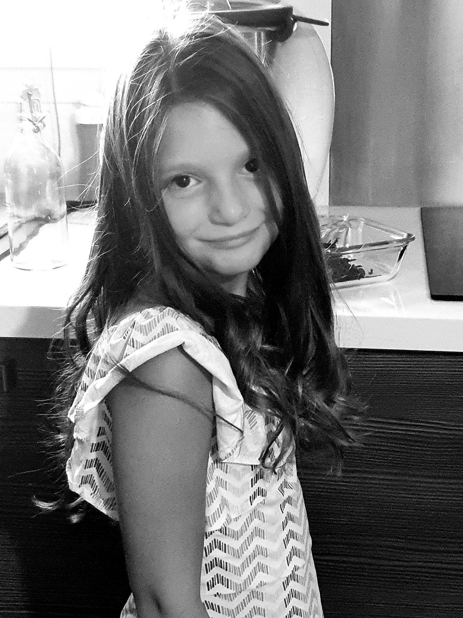 Eloïse participe au concours pour gagner de l'argent avec cette photo : beauty, black, black_and_white, black_hair, eye, face, hair, hairstyle, joy, lip, long_hair, model, monochrome, monochrome_photography, nose, person, photo_shoot, photograph, photography, smile