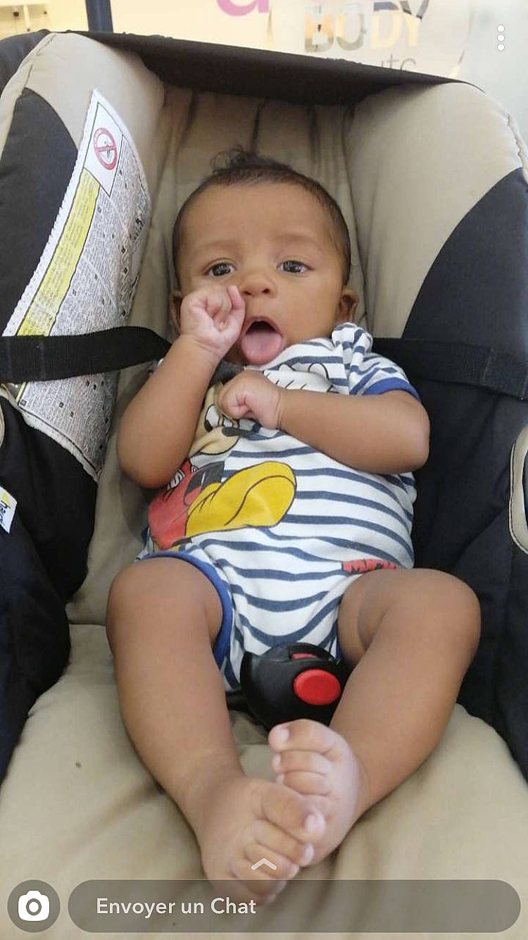 Gianni participe au concours pour gagner de l'argent avec cette photo : arm, baby, baby_carriage, baby_in_car_seat, baby_products, car_seat, cheek, child, comfort, finger, hand, leg, nail, person, product, sitting, skin, thigh, thumb, toddler