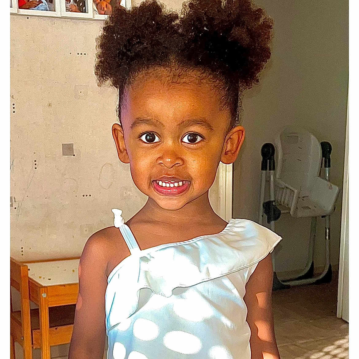 Giulia a rejoint le concours — aidez-le/la à gagner de superbes lots ! baby, babylaughing, blackhair, bodypart, child, clothing, curlyhair, dimples, face, female, girl, hair, happy, head, person, shoulder, sleeve, smile