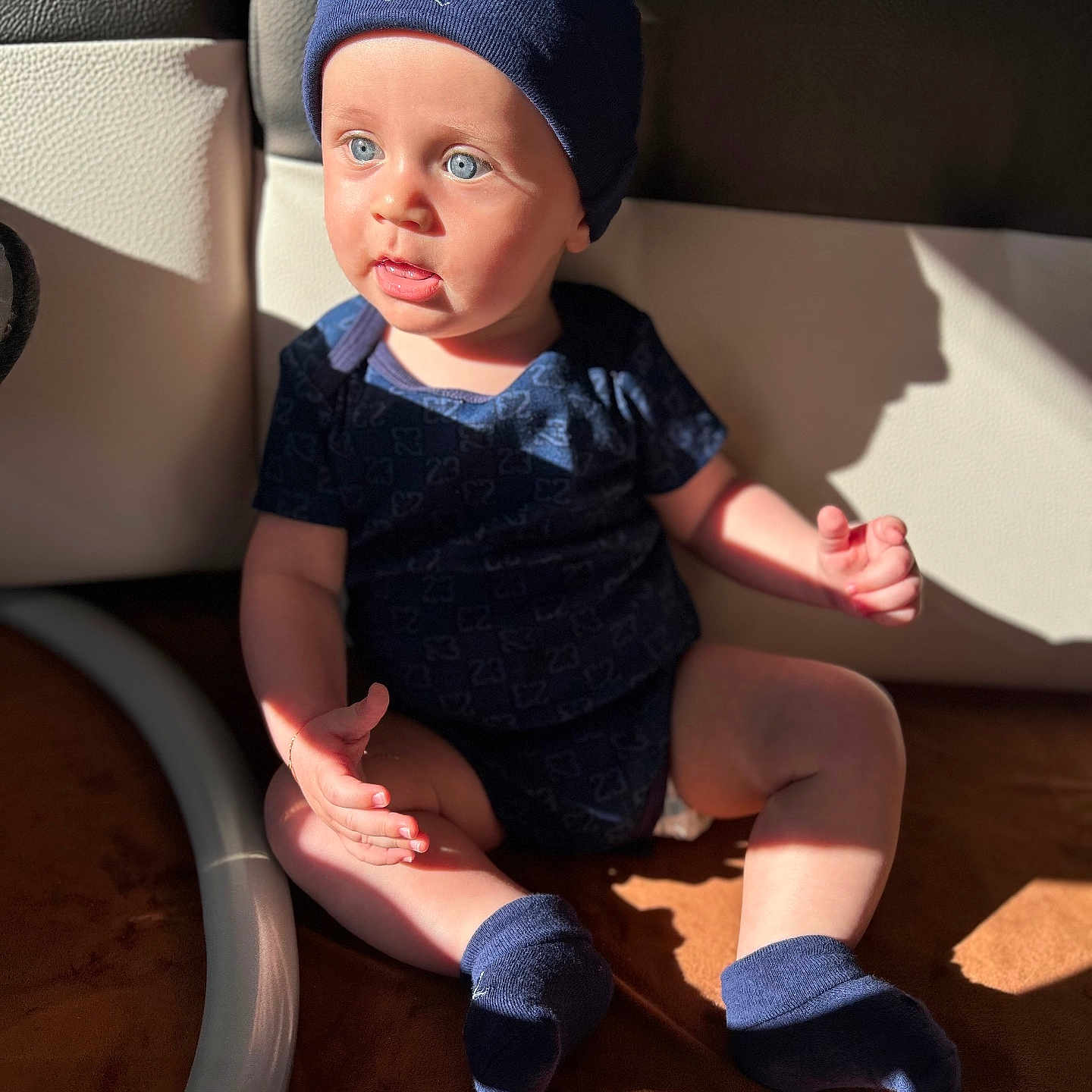 Milan a rejoint le concours — aidez-le/la à gagner de superbes lots ! baby, baseballcap, bodypart, bonnet, cap, clothing, couch, face, finger, furniture, hand, hat, head, hosiery, pants, person, photography, portrait, sitting, sock