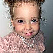 Léna a rejoint le concours — aidez-le/la à gagner de superbes lots ! toddler, child, smile, blue_eyes, hair_buns, pink_sweater, necklace, portrait, face, cute, happy, indoors, young_child, fashion, closeup, person, eyelashes, skin, childhood, warm_clothing