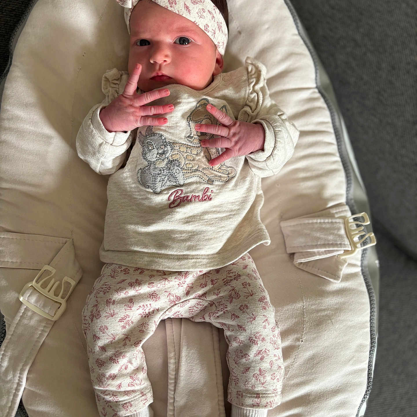 Maëwen a rejoint le concours — aidez-le/la à gagner de superbes lots ! baby, bambi, child, clothing, comfortable, cute, eyes, face, floral_pattern, hands, headband, indoor, infant, lying_down, padded_cushion, pink, playful, socks, soft_texture, white