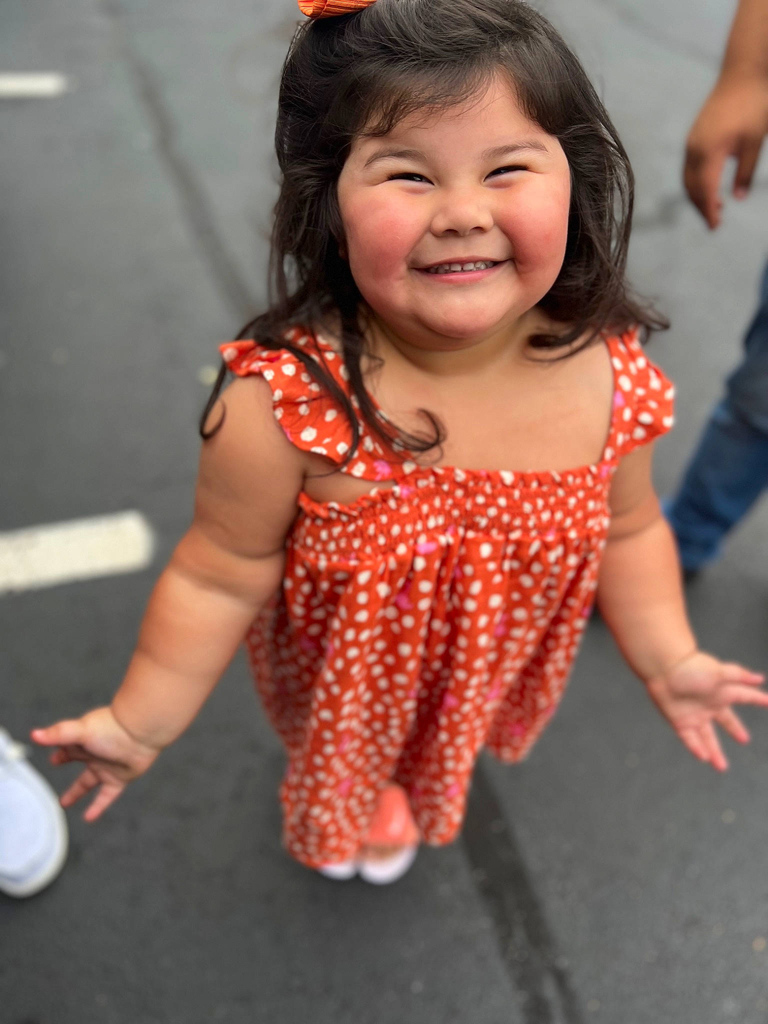 Arabella is registered to the contest to win money with this photo: arm, baby_toddler_clothing, beauty, child, eye, fun, gesture, hairstyle, hand, happy, head, human_leg, joy, lip, pattern, person, skin, sleeve, smile, thumb