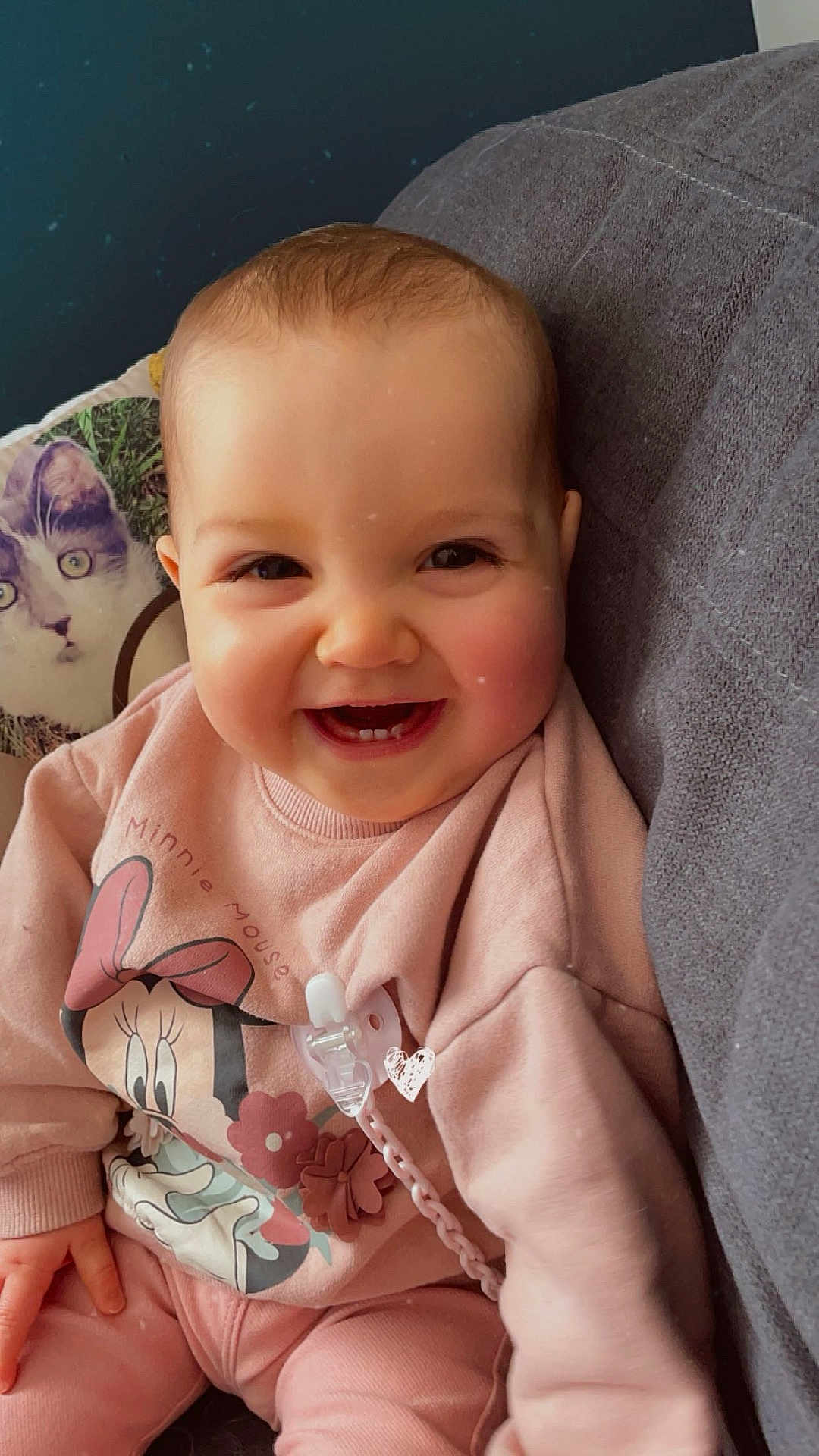 Ambre participe au concours pour gagner de l'argent avec cette photo : animal, baby, babylaughing, cat, clothing, coat, couch, cushion, face, furniture, happy, head, homedecor, jacket, laughing, person, pet, photography, portrait, smile