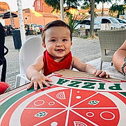 Gaël a rejoint le concours — aidez-le/la à gagner de superbes lots ! arm, baby, building, car, casual, child, daylight, face, hand, happy, high_chair, outdoor, person, pizza_box, red_bib, seat, sidewalk, smiling, table, tree