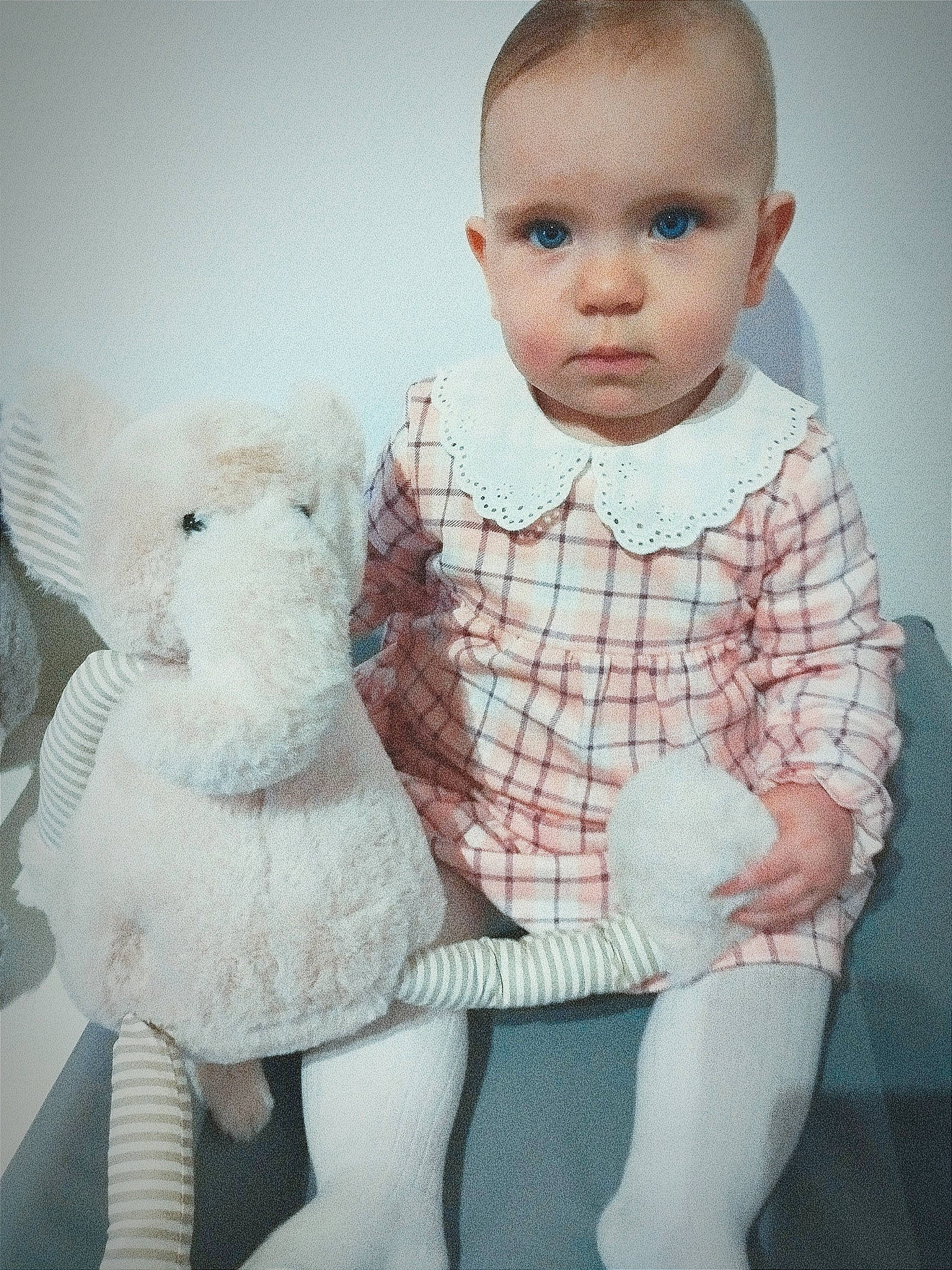 Valentina a rejoint le concours — aidez-le/la à gagner de superbes lots ! baby, baby_toddler_clothing, cheek, chest, child, comfort, finger, gesture, iris, linens, neck, pattern, person, room, shoulder, sitting, skin, sleeve, stuffed_toy, toddler