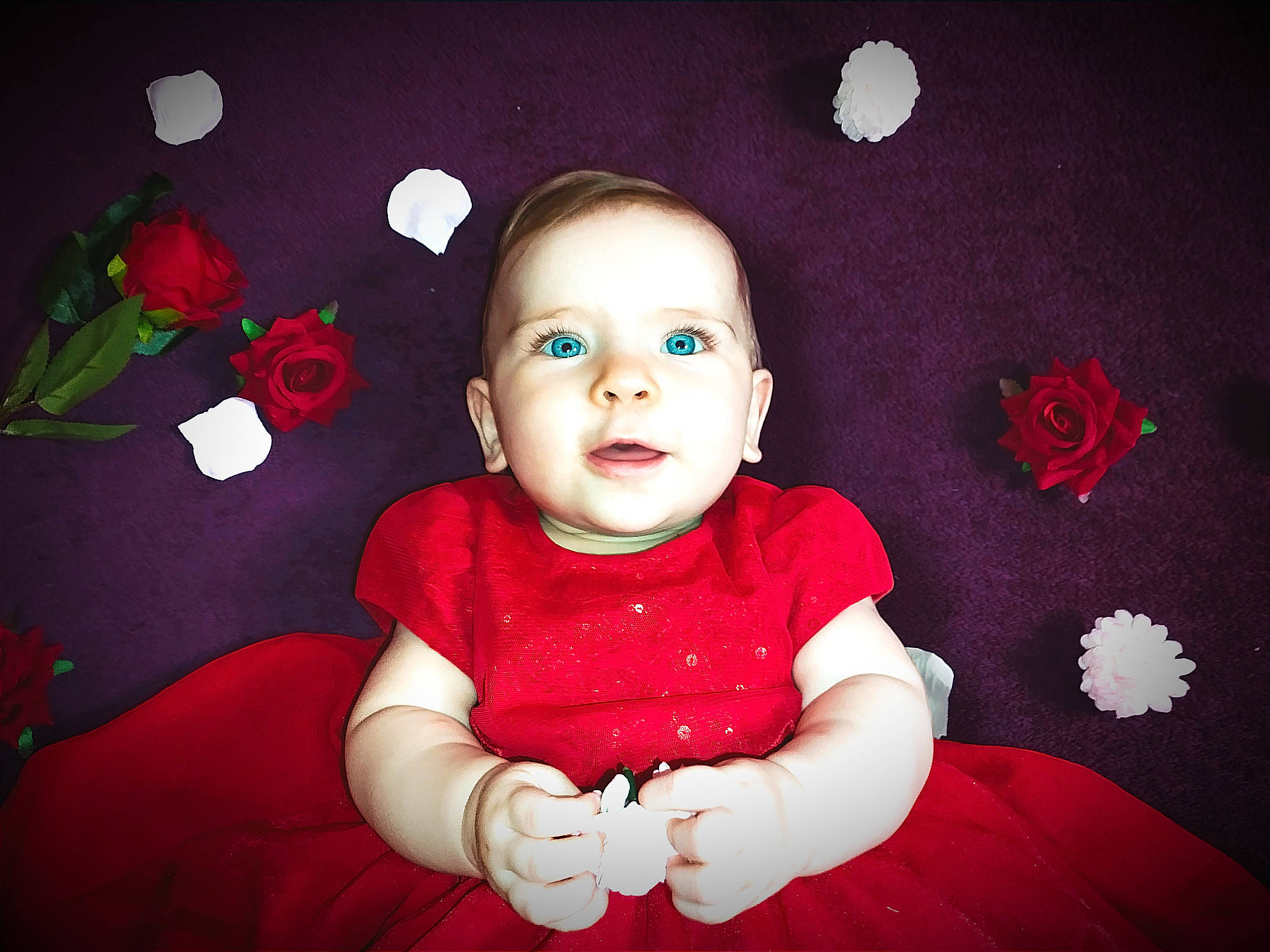 Valentina a rejoint le concours — aidez-le/la à gagner de superbes lots ! baby, baby_toddler_clothing, carmine, cheek, child, dress, flash_photography, flower, fun, happy, head, magenta, person, petal, pink, plant, red, rose, sleeve, smile