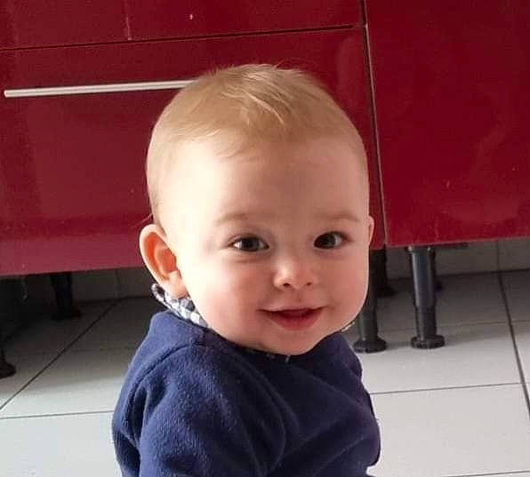Liam a rejoint le concours — aidez-le/la à gagner de superbes lots ! baby, baby_toddler_clothing, cheek, child, electric_blue, eyebrow, eyelash, face, flooring, fun, happy, head, nose, person, selfie, sitting, sleeve, smile, t_shirt, toddler