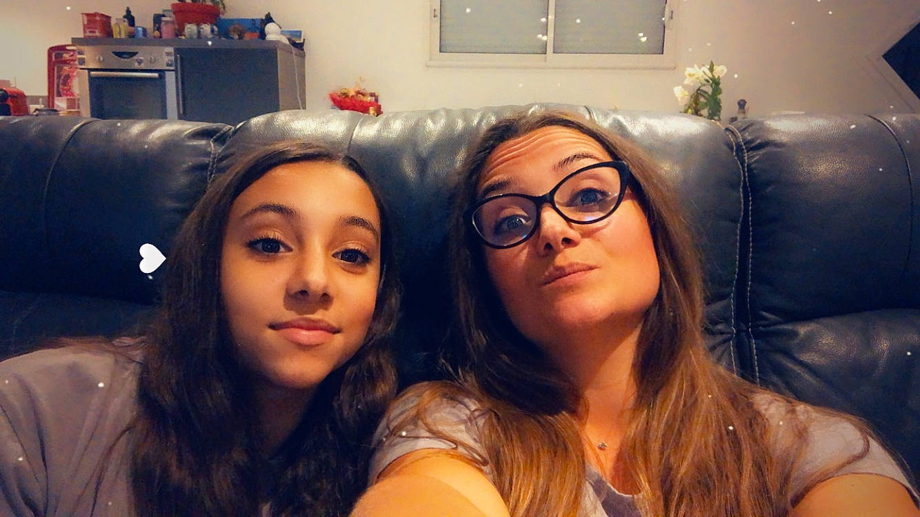 LANA participe au concours pour gagner de l'argent avec cette photo : black_hair, comfort, couch, eyelash, eyewear, face, flash_photography, friendship, fun, glasses, hairstyle, happy, iris, lighting, mouth, organ, people, person, skin, smile