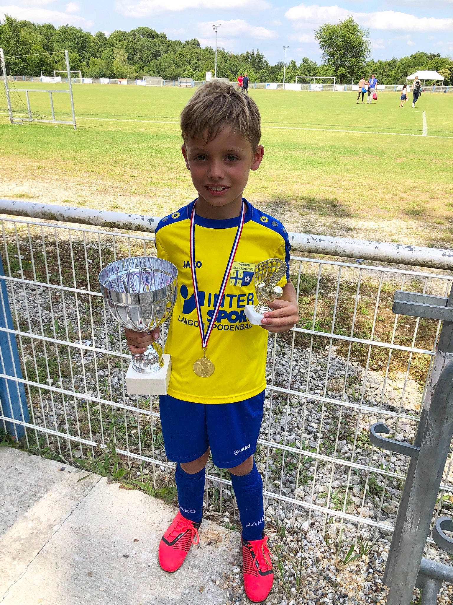 Noa participe au concours pour gagner de l'argent avec cette photo : cloud, electric_blue, fence, fun, grass, grass_family, joy, leisure, mammal, mesh, pattern, person, plant, player, recreation, shorts, sky, sleeve, sports_equipment, t_shirt