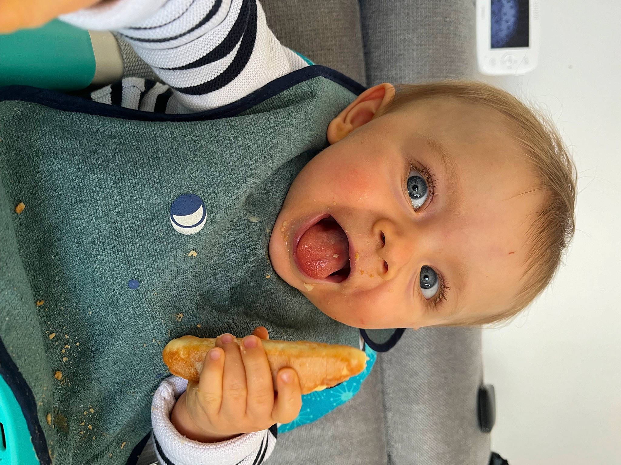 Leyann participe au concours pour gagner de l'argent avec cette photo : arm, baby_toddler_clothing, cheek, clothing, eye, eyebrow, face, finger, gesture, hand, iris, joint, lip, mouth, nose, person, skin, sleeve, smile, surprise