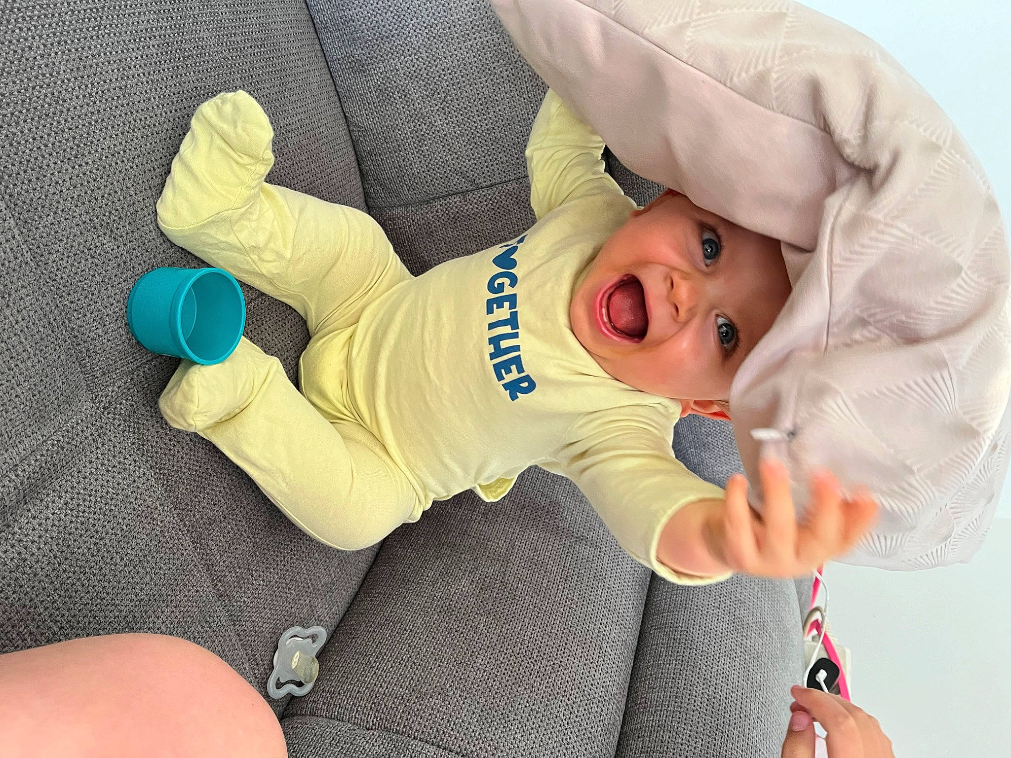 Leyann participe au concours pour gagner de l'argent avec cette photo : baby, baby_products, baby_safety, baby_sleeping, baby_toddler_clothing, child, comfort, finger, foot, headwear, linens, person, product, room, sleeve, smile, sock, thumb, toddler