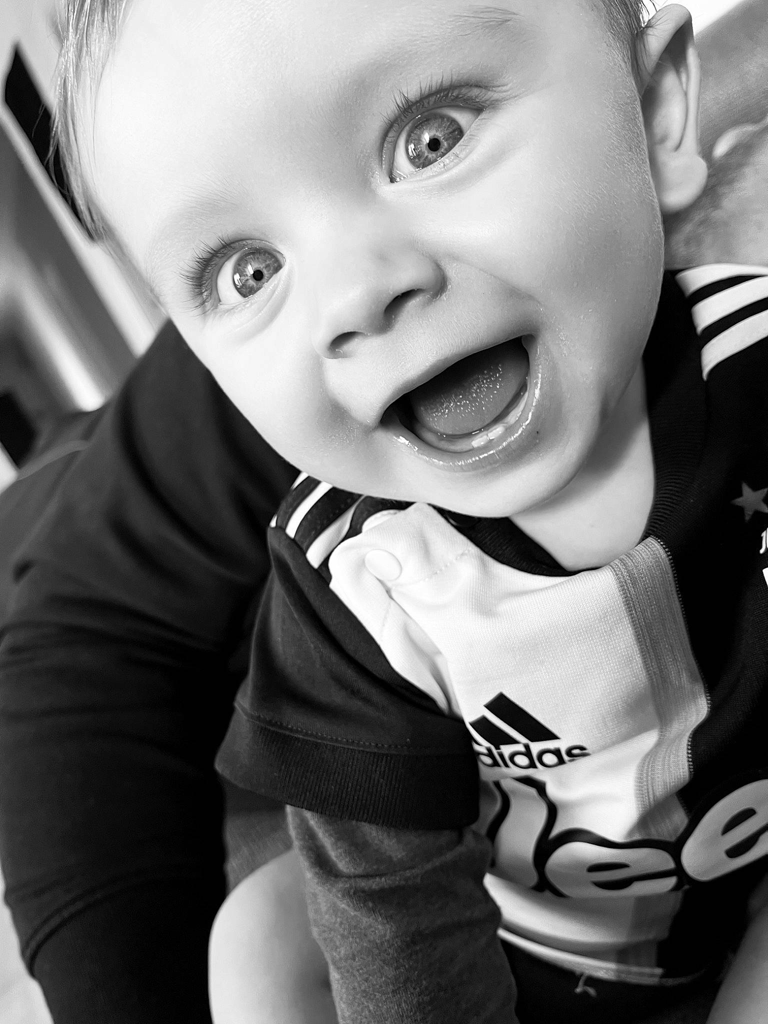 Leyann a rejoint le concours — aidez-le/la à gagner de superbes lots ! baby_toddler_clothing, black, black_and_white, cheek, eyebrow, eyelash, flash_photography, gesture, happy, human, iris, jaw, mouth, neck, nose, organ, person, photograph, sleeve, style