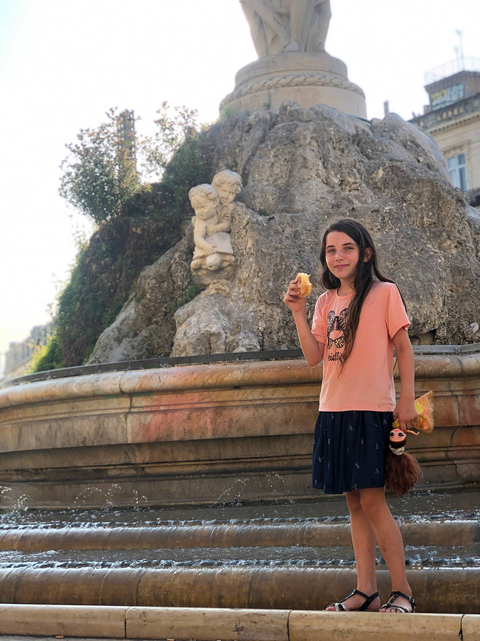 Thaïs a rejoint le concours — aidez-le/la à gagner de superbes lots ! bag, clothing, fun, happy, human_leg, joy, leisure, long_hair, monument, person, rock, sitting, sky, smile, stairs, statue, temple, thigh, travel, tree