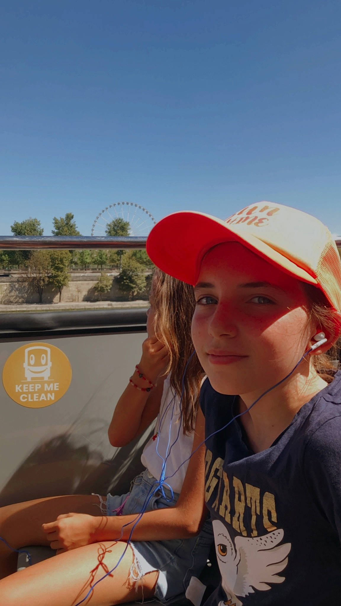 Thaïs participe au concours pour gagner de l'argent avec cette photo : baseball_cap, cap, elbow, eyewear, fashion_accessory, fun, happy, headwear, joy, landscape, leisure, lip, person, plant, recreation, sitting, sky, smile, t_shirt, tourism