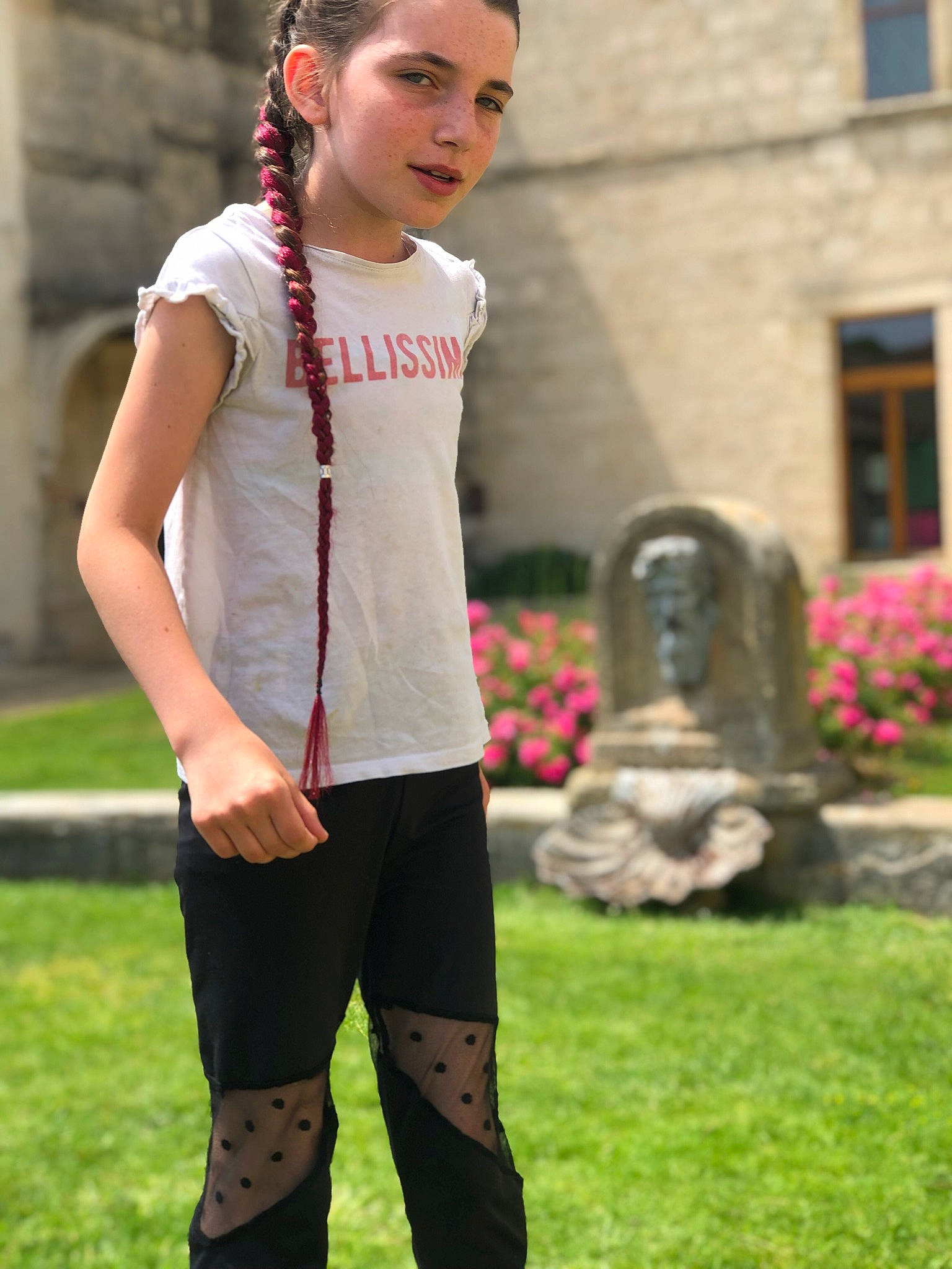 Thaïs a rejoint le concours — aidez-le/la à gagner de superbes lots ! beauty, eyewear, fashion_accessory, fashion_design, grass, human_leg, jewellery, knee, leggings, leisure, magenta, person, plant, sleeve, sleeveless_shirt, sportswear, t_shirt, thigh, trunk, waist