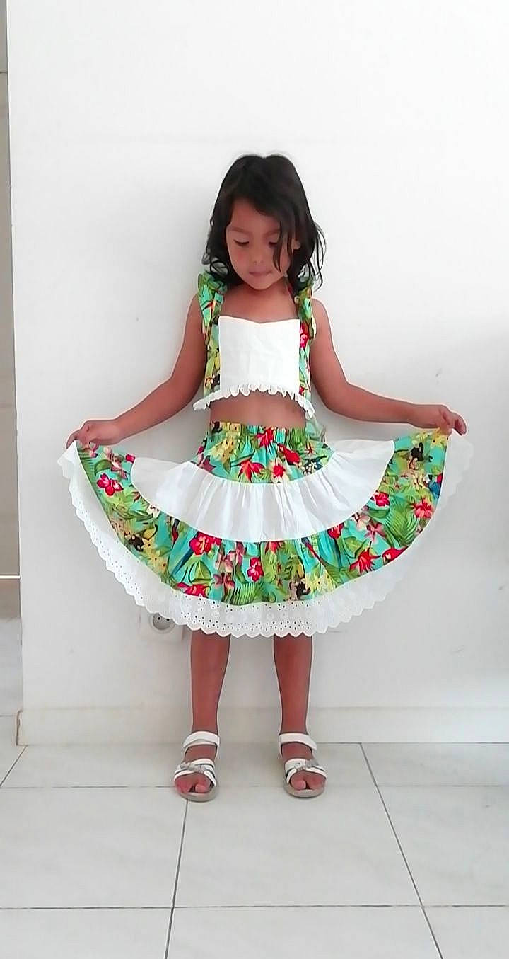 Maëva Hina participe au concours pour gagner de l'argent avec cette photo : child, child_model, clothing, costume, dance, day_dress, dress, pattern, person, sleeve, toddler, white