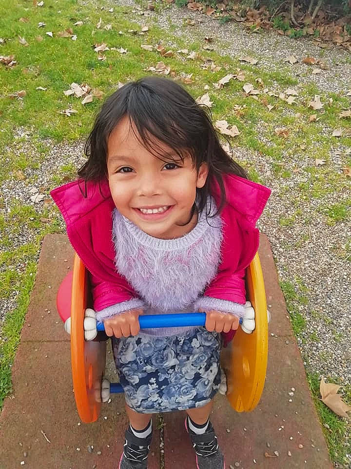 Maëva Hina a rejoint le concours — aidez-le/la à gagner de superbes lots ! child, facial_expression, fun, happy, joy, person, pink, play, recreation, sitting, skin, smile, toddler, vacation