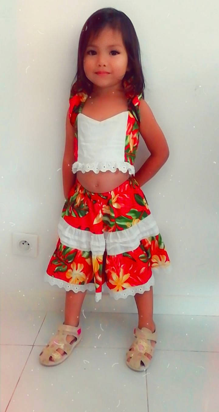 Demeusy a rejoint le concours — aidez-le/la à gagner de superbes lots ! abdomen, child, child_model, clothing, day_dress, dress, fashion_design, joy, leg, pattern, person, ruffle, textile, thigh, toddler, trunk, waist