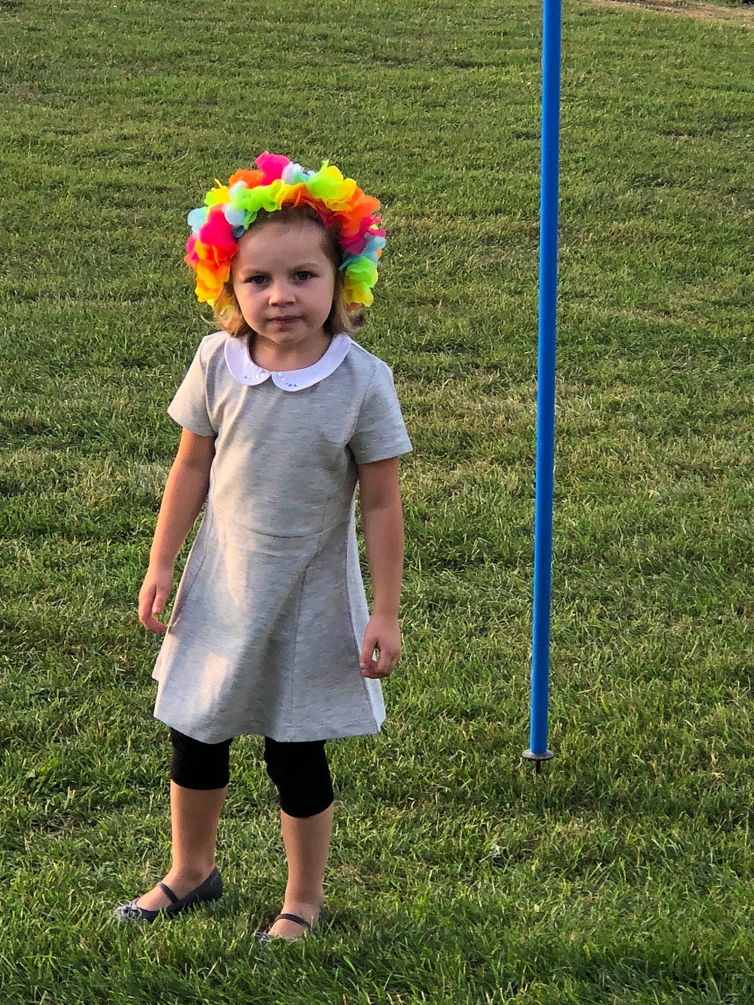 Louise a rejoint le concours — aidez-le/la à gagner de superbes lots ! child, clothing, day, dress, flower, fun, girl, grass, green, headgear, lawn, person, plant, play, recreation, spring, standing, summer, toddler, vacation