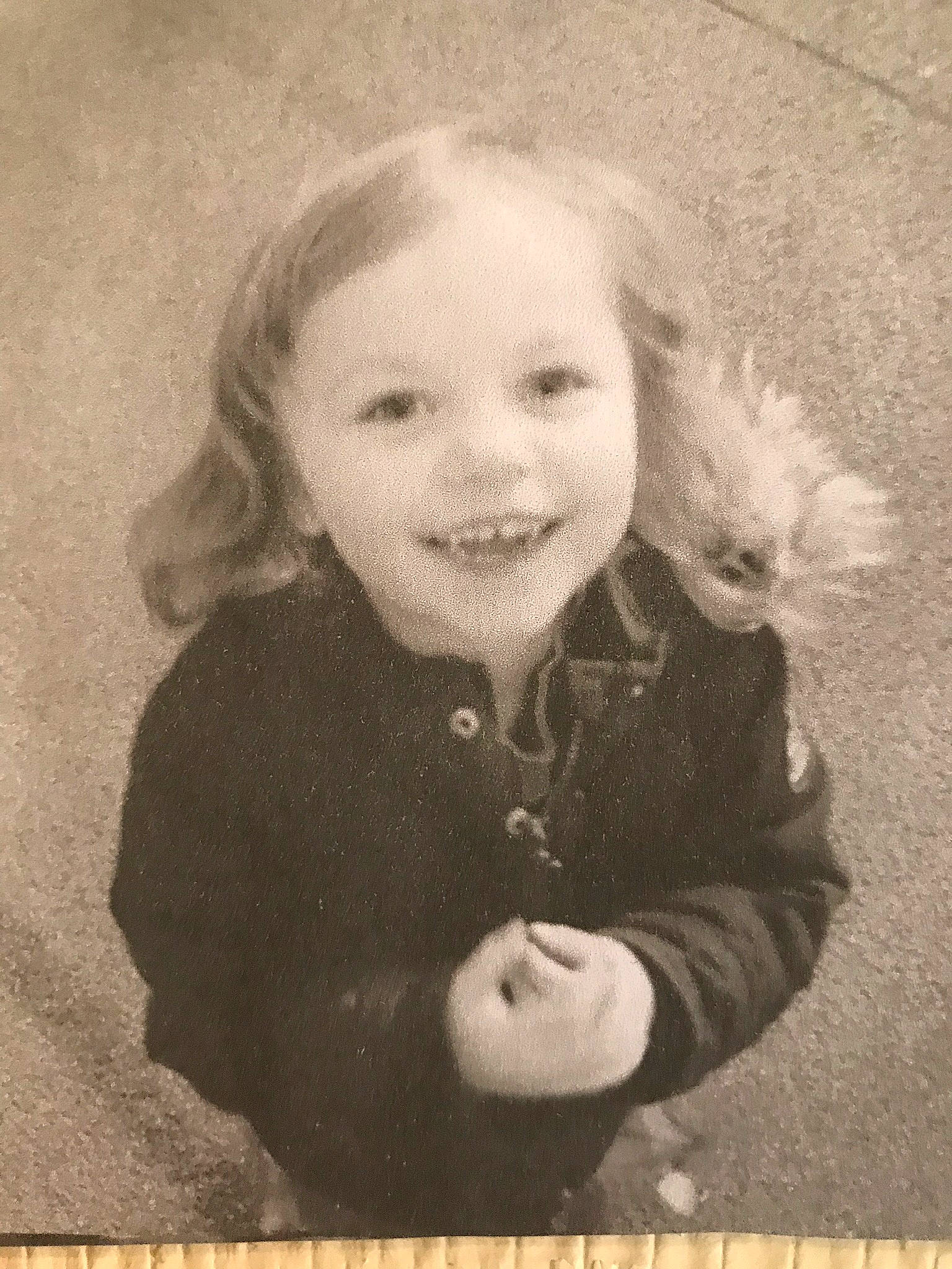 Louise participe au concours pour gagner de l'argent avec cette photo : black_and_white, cheek, child, emotion, eye, facial_expression, girl, hair, hairstyle, happiness, head, human_hair_color, iris, joy, nose, person, photograph, portrait, smile, toddler
