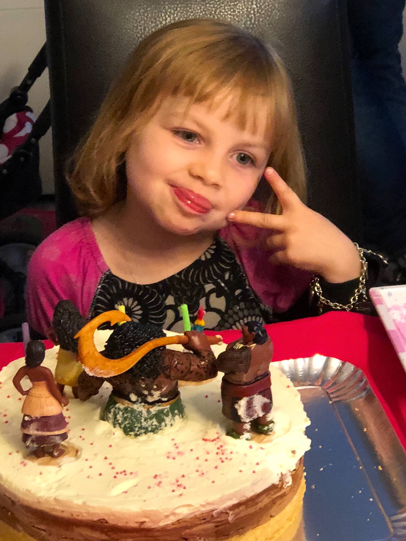 Louise a rejoint le concours — aidez-le/la à gagner de superbes lots ! baked_goods, baking, birthday, birthday_cake, buttercream, cake, cake_decorating, child, chocolate_cake, cuisine, dessert, fondant, food, girl, icing, person, sugar_paste, sweetness, toddler, torte