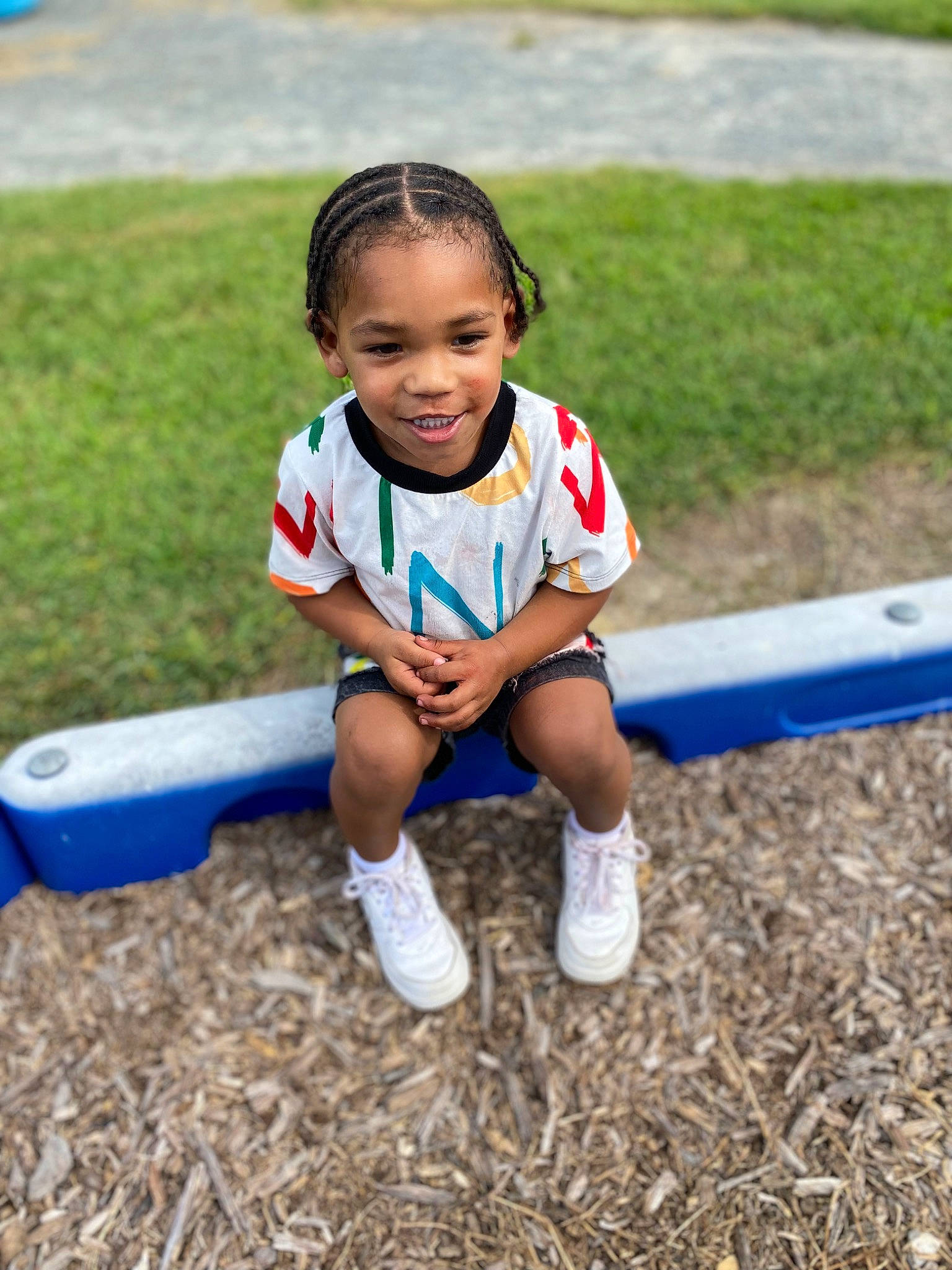 Nyzurii is registered to the contest to win money with this photo: child, competition_event, electric_blue, fun, grass, grassland, happy, head, human_leg, joy, knee, leisure, people_in_nature, person, player, recreation, shorts, sitting, smile, soil