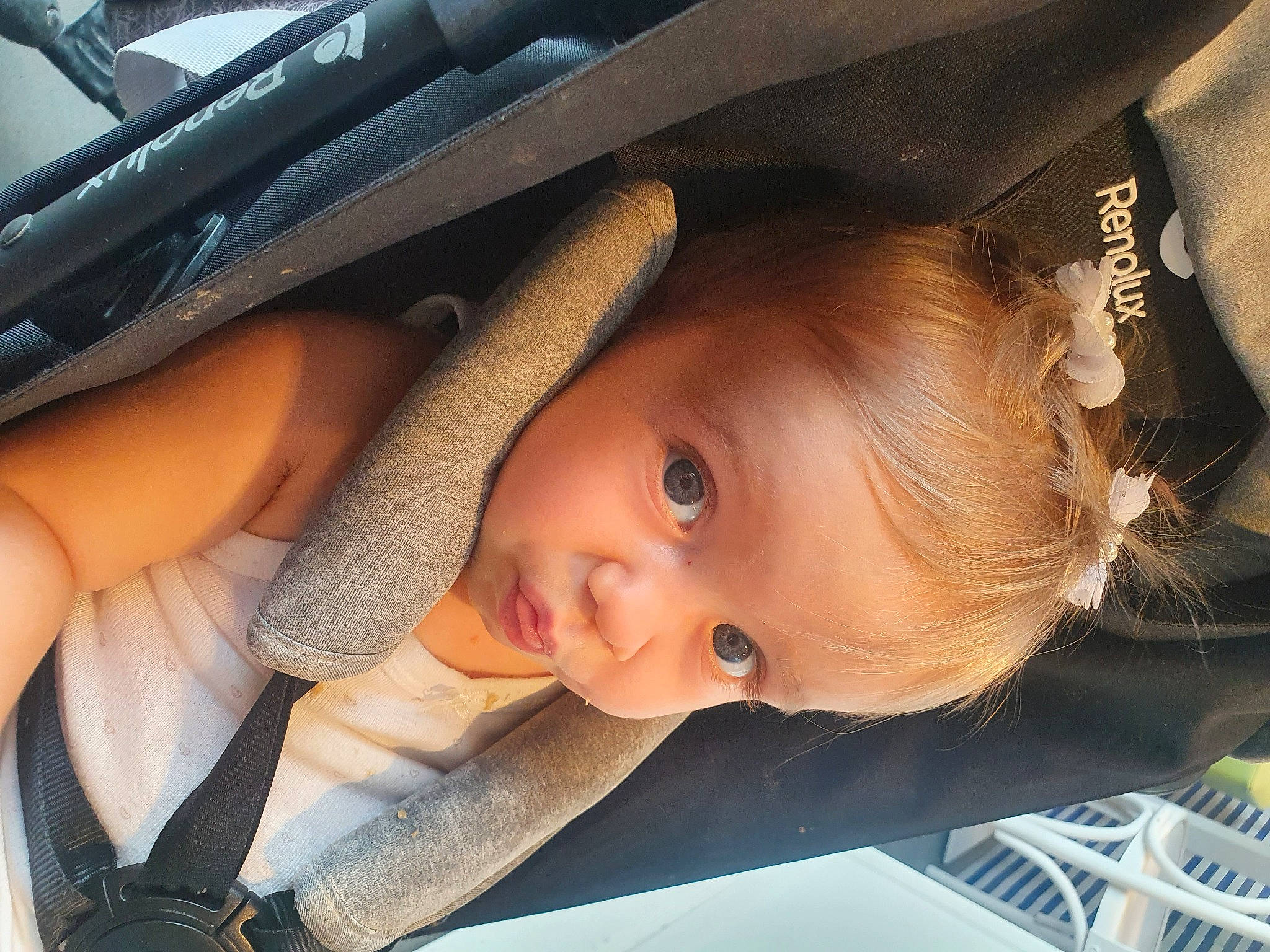 Aylïne participe au concours pour gagner de l'argent avec cette photo : auto_part, baby, baby_carriage, baby_products, baby_toddler_clothing, car_seat, cheek, child, comfort, eyelash, fun, happy, person, sitting, smile, toddler, tree, vehicle_door