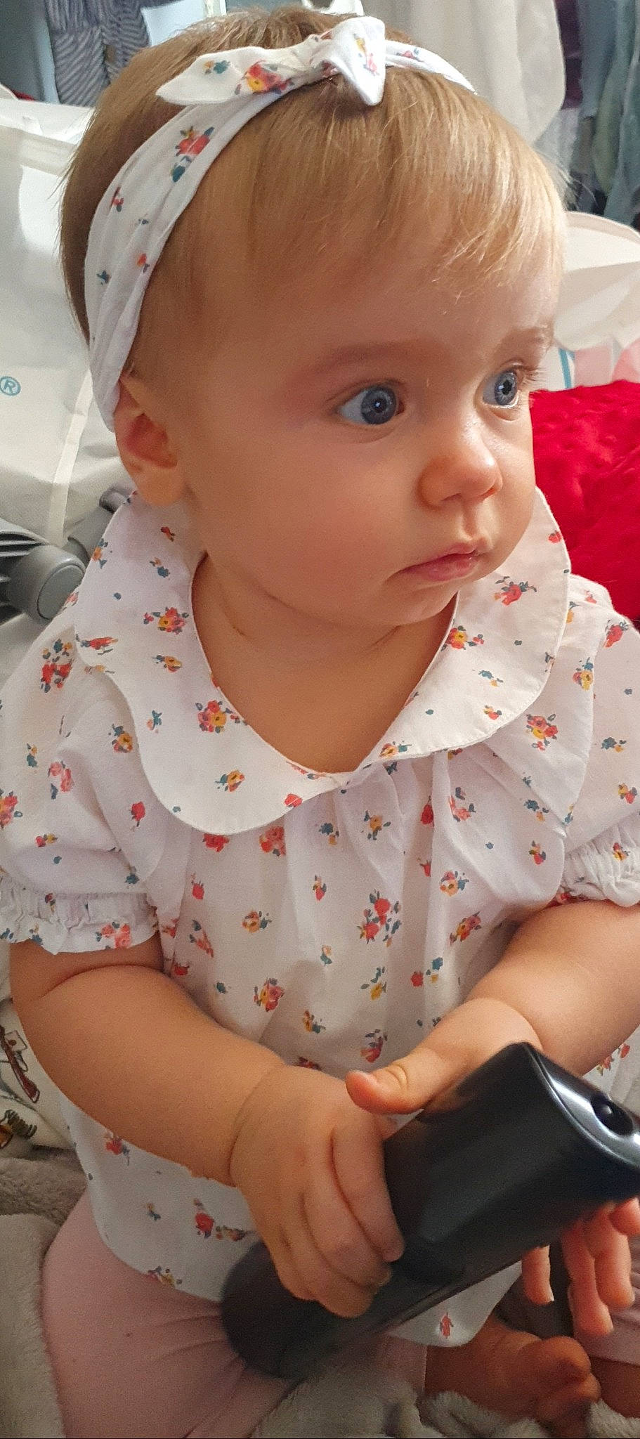 Aylïne a rejoint le concours — aidez-le/la à gagner de superbes lots ! baby, baby_toddler_clothing, camera, child, collar, dress, dress_shirt, gadget, lip, mobile_phone, nail, neck, office_supplies, pattern, person, product, sitting, sleeve, t_shirt, telephone