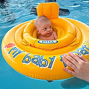 Ezio participe au concours pour gagner de l'argent avec cette photo : baby, baby_float, child, cute, floating, hand, infant, inflatable, outdoor, person, playful, pool, recreation, safety, sitting, splash, summer, swimming, water, yellow