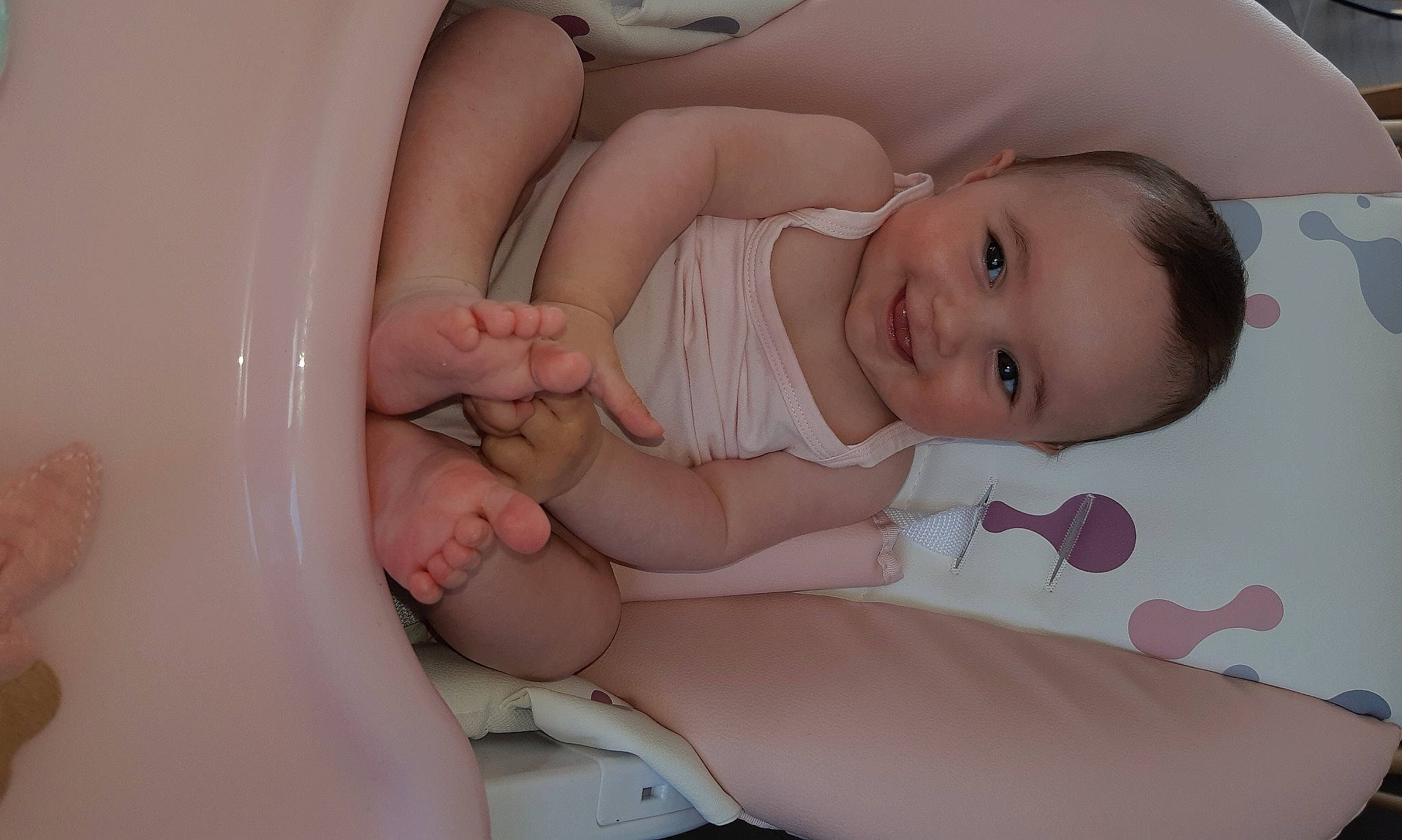 Charlie participe au concours pour gagner de l'argent avec cette photo : baby, baby_toddler_clothing, cheek, child, comfort, finger, human_body, human_leg, iris, joy, knee, leg, mouth, nail, person, pink, skin, smile, stomach, thigh