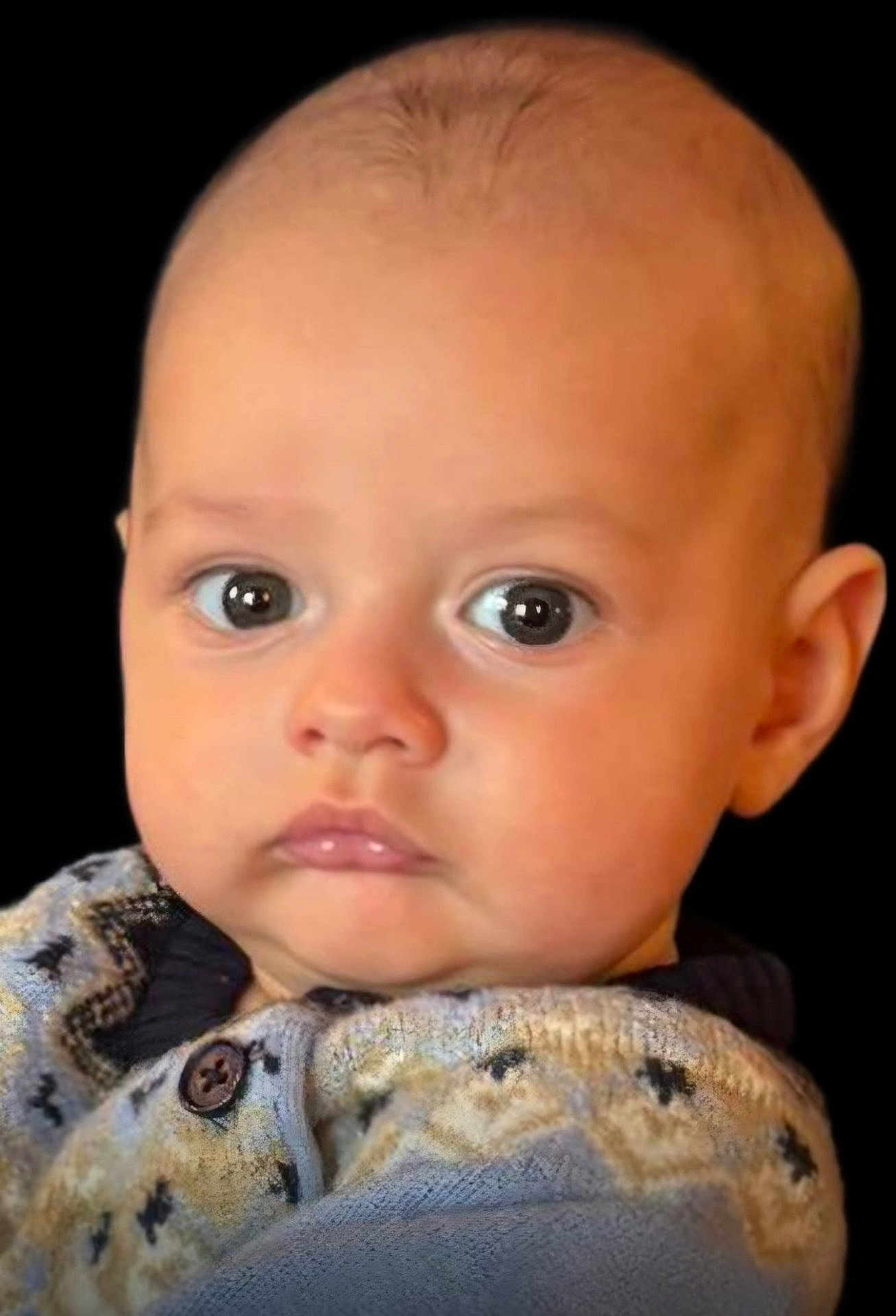 Matysz a rejoint le concours — aidez-le/la à gagner de superbes lots ! baby, infant, face, portrait, wide_eyes, sweater, knitwear, child, cute, close_up, serious_expression, head, skin, person, young_child, black_background, clothing, button, ear, eyebrows