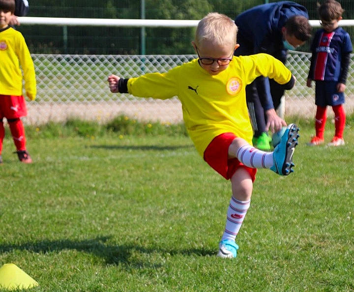 Mattéo a rejoint le concours — aidez-le/la à gagner de superbes lots ! ball, ball_game, clothing, competition_event, football, football_equipment, grass, leisure, person, player, playing_sports, shorts, sneakers, soccer, soccer_ball, soccer_kick, soccer_player, sports, sports_equipment, t_shirt