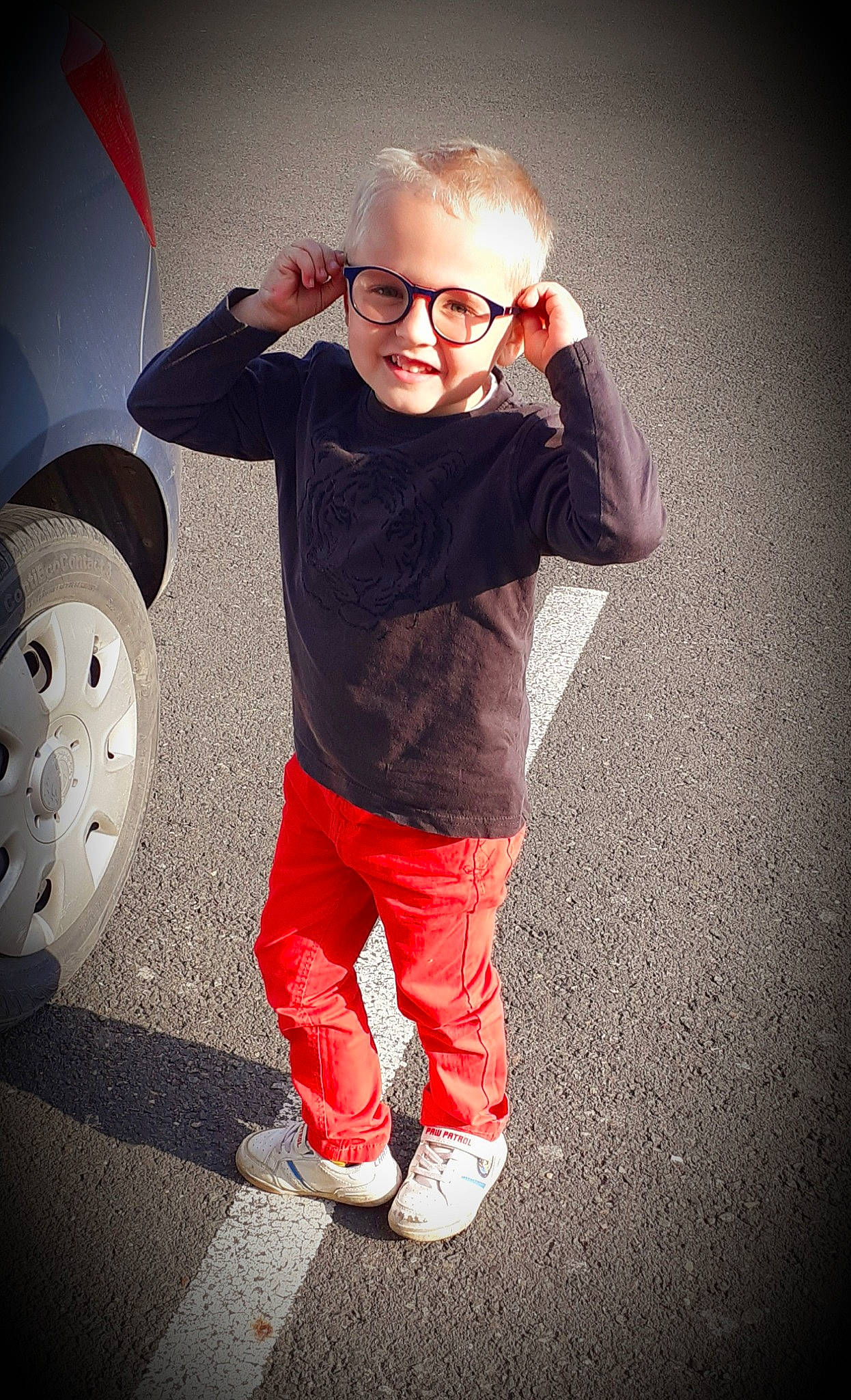 Mattéo a rejoint le concours — aidez-le/la à gagner de superbes lots ! automotive_design, automotive_tire, cool, eyewear, face, flash_photography, flooring, fun, gesture, glasses, happy, joy, person, shoe, sleeve, smile, sneakers, t_shirt, tints_and_shades, toddler