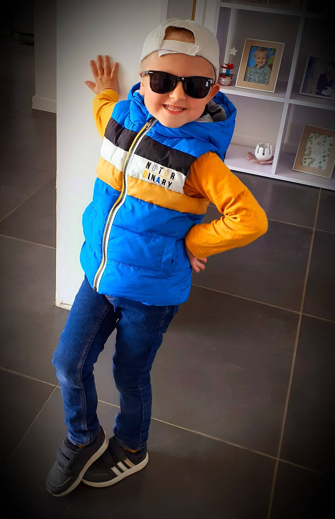 Mattéo participe au concours pour gagner de l'argent avec cette photo : cap, costume, denim, electric_blue, eyewear, flash_photography, gesture, glasses, glove, goggles, happy, headgear, headwear, joy, person, personal_protective_equipment, recreation, sleeve, sportswear, street_fashion