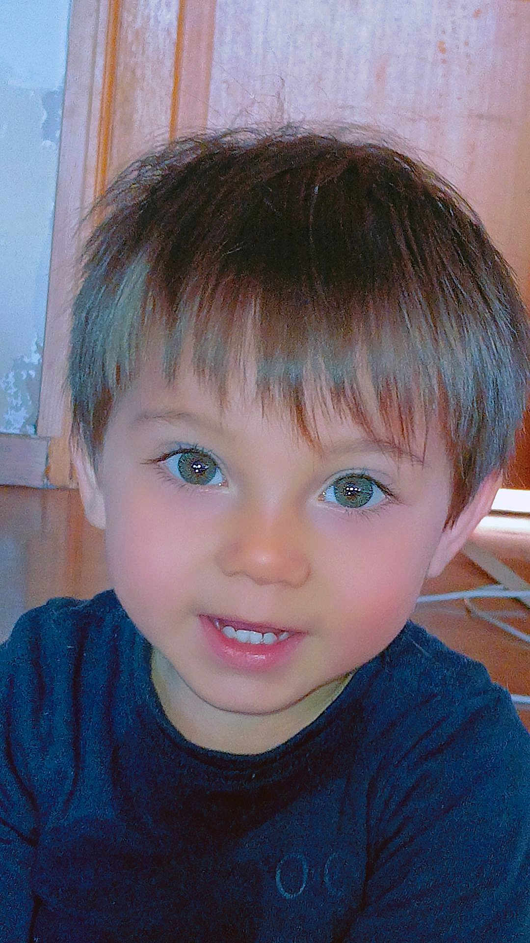 Aïden a rejoint le concours — aidez-le/la à gagner de superbes lots ! bodypart, boy, child, clothing, door, face, furniture, hair, happy, head, male, mouth, person, photography, portrait, selfie, smile, t_shirt, teeth, wood