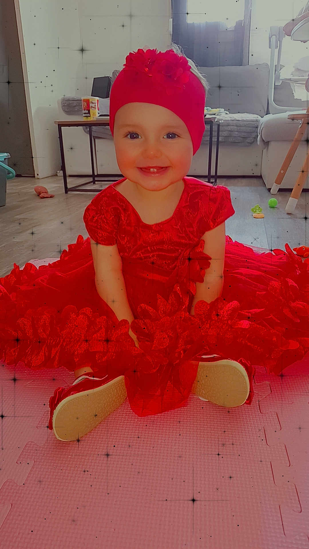 Mya a rejoint le concours — aidez-le/la à gagner de superbes lots ! child, toddler, smile, red_dress, headband, indoor, living_room, sofa, toy, pink_mat, shoes, sitting, portrait, cute, baby, playtime, sparkle_filter, happy, floor, furniture