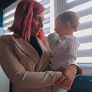 Mya a rejoint le concours — aidez-le/la à gagner de superbes lots ! adult, backlight, bracelet, child, coat, embrace, family, gazing, holding, indoor, mother_child, portrait, red_hair, sweater, table, tights, toddler, wicker, window_blinds, woman