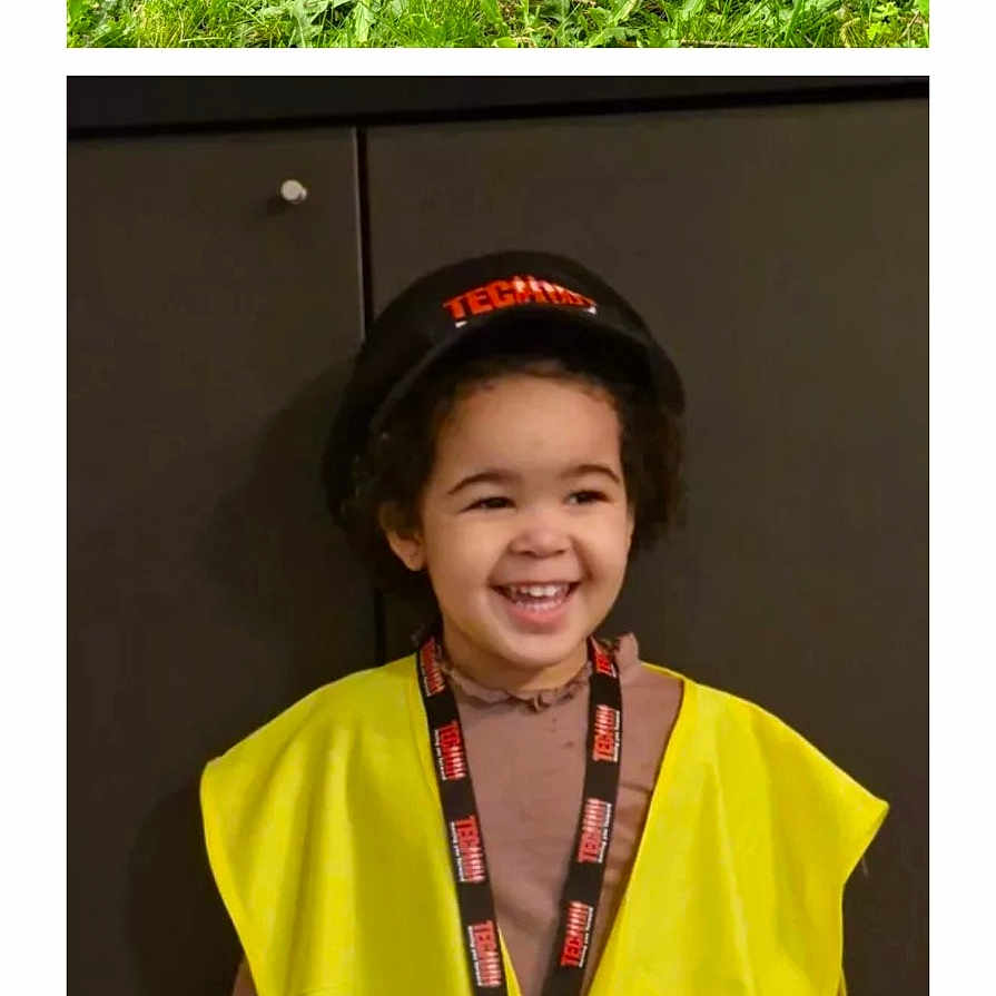 Younhie participe au concours pour gagner de l'argent avec cette photo : accessories, boy, car, child, clothing, coat, face, grass, head, jewelry, machine, male, necklace, person, photography, plant, portrait, transportation, vehicle, wheel