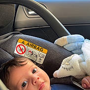 Isaac a rejoint le concours — aidez-le/la à gagner de superbes lots ! baby, car_seat, blanket, child, infant, seatbelt, car_interior, airbag_warning, soft_toy, portrait, face, young_child, safety, indoors, cute, comfort, looking_at_camera, clothing, head, close_up