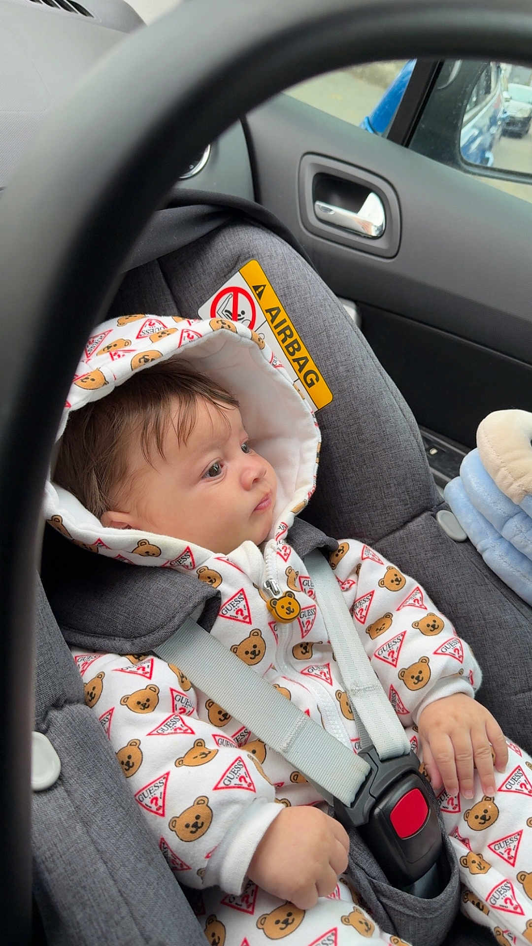 Isaac a rejoint le concours — aidez-le/la à gagner de superbes lots ! baby, child, car_seat, hoodie, bear_pattern, seatbelt, car_interior, window, blanket, plush, hand, face, infant, safety, cute, clothing, transportation, young_child, looking, indoors