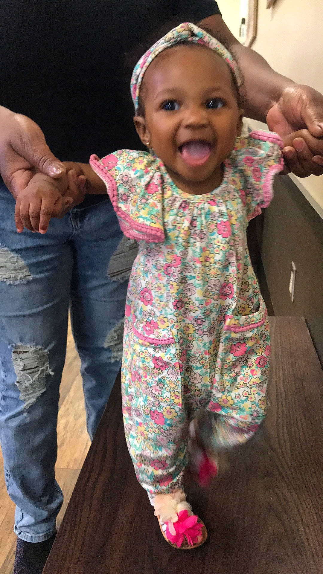 Miani is registered to the contest to win money with this photo: black, cheek, eye, face, facial_expression, finger, gesture, hairstyle, hand, happy, head, human, human_body, joint, lip, mouth, nose, person, skin, sleeve