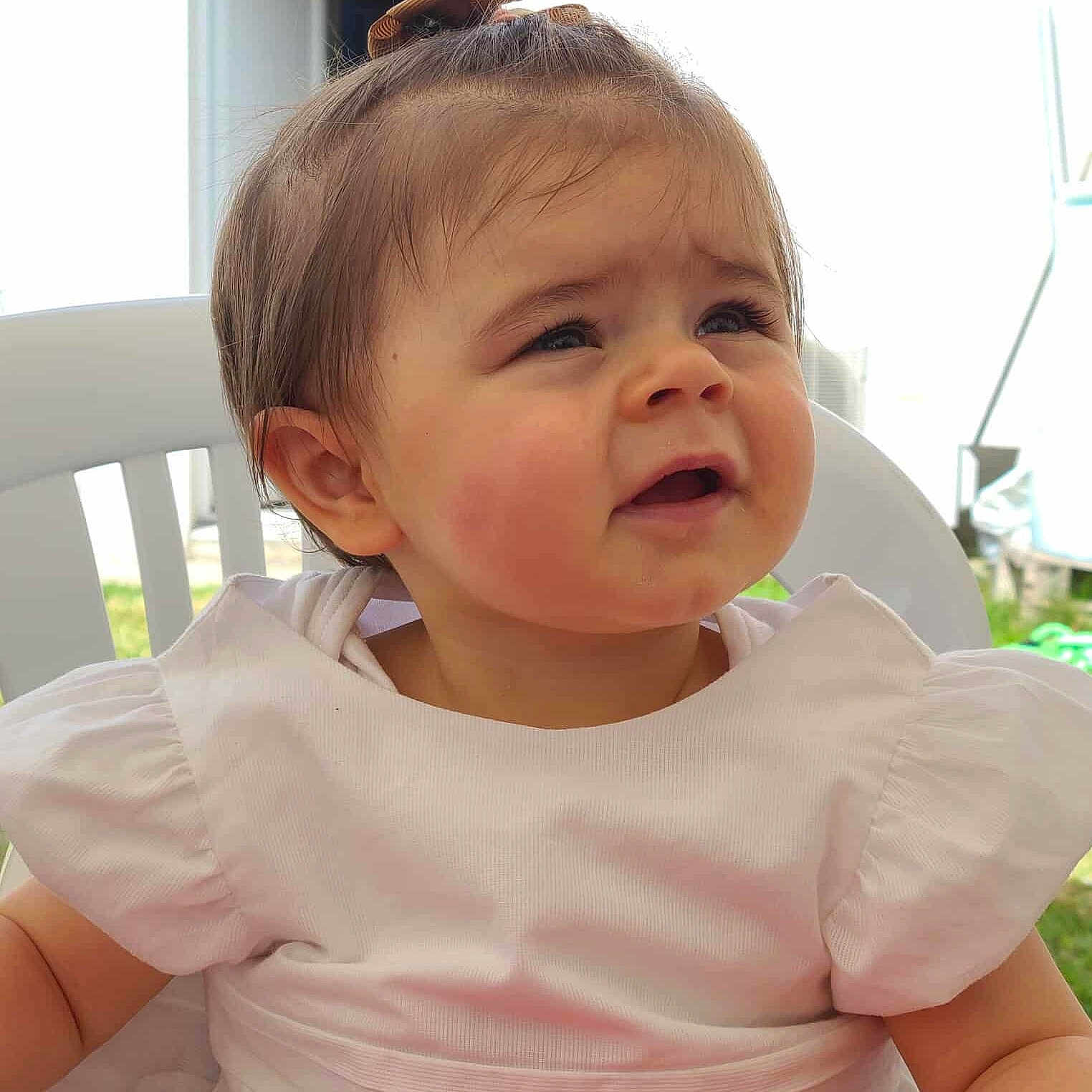 Ambre a rejoint le concours — aidez-le/la à gagner de superbes lots ! baby, chair, child, curious_expression, cute, daylight, face, girl, hair_bow, head, infant, looking_up, outdoor, person, portrait, puffy_sleeves, seat, skin, white_dress, young_child